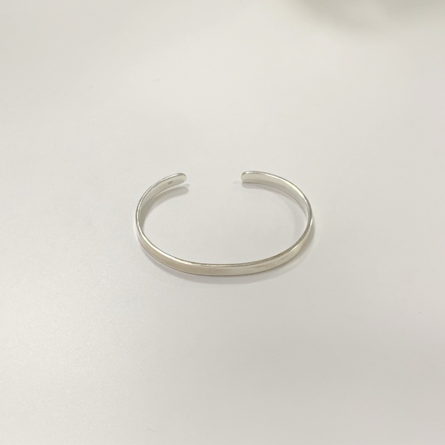 Minimal plain bracelet