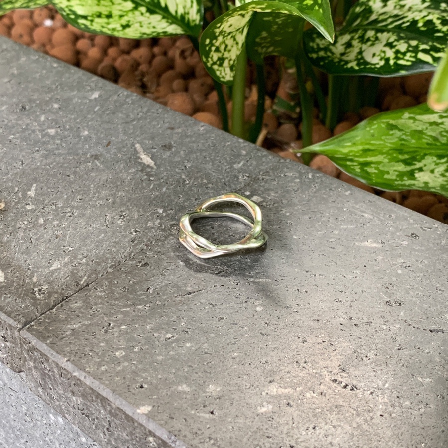 Ia Oyster twisted ring